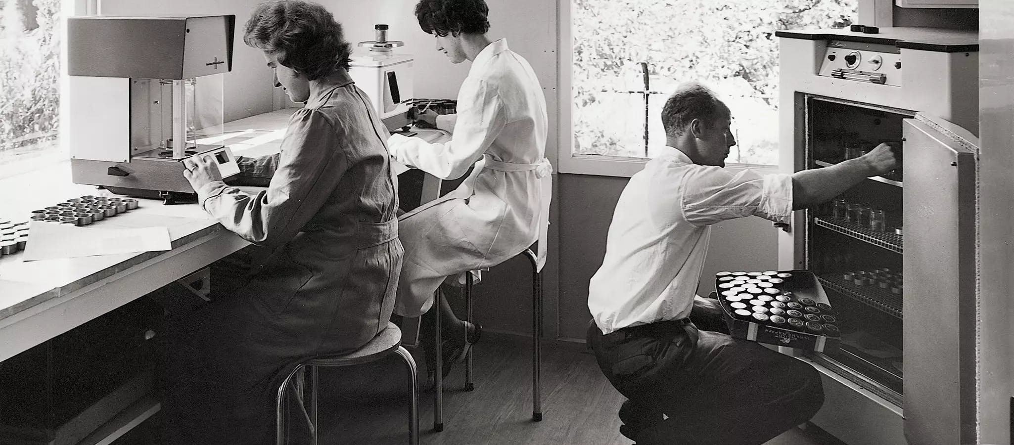 Astrid Mohr, Jeanette Visser and Herman Zuidberg in the new laboratory in the back garden of the Voorburgseweg. 
Images from Fugro 40 year anniversary book page 29